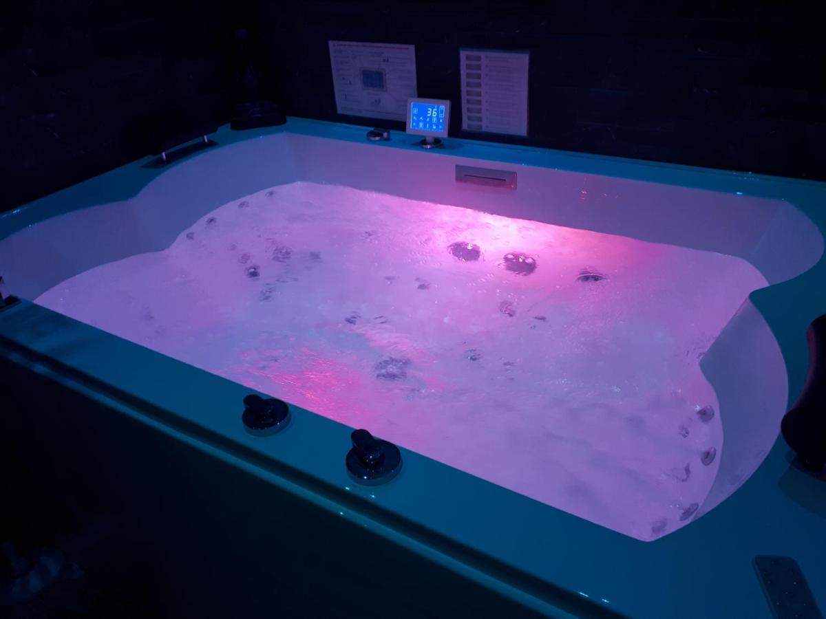 Spa Privatif Love Room, Le Hammam Et Bulles, Chez Nuits Chartraines 沙特尔 外观 照片